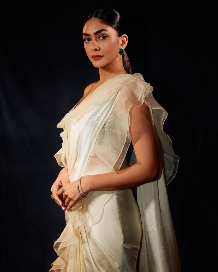 mrunal thakur 8